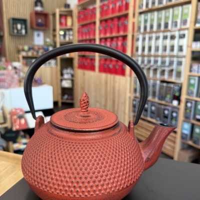 Théière en fonte rouge