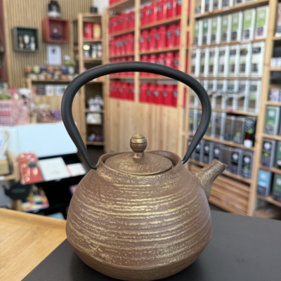 Théière en fonte taupe & or