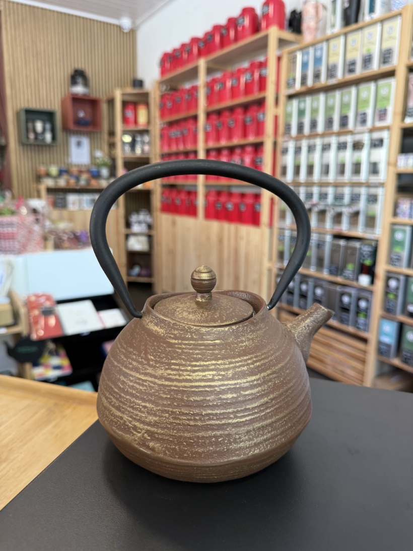 Théière en fonte taupe & or