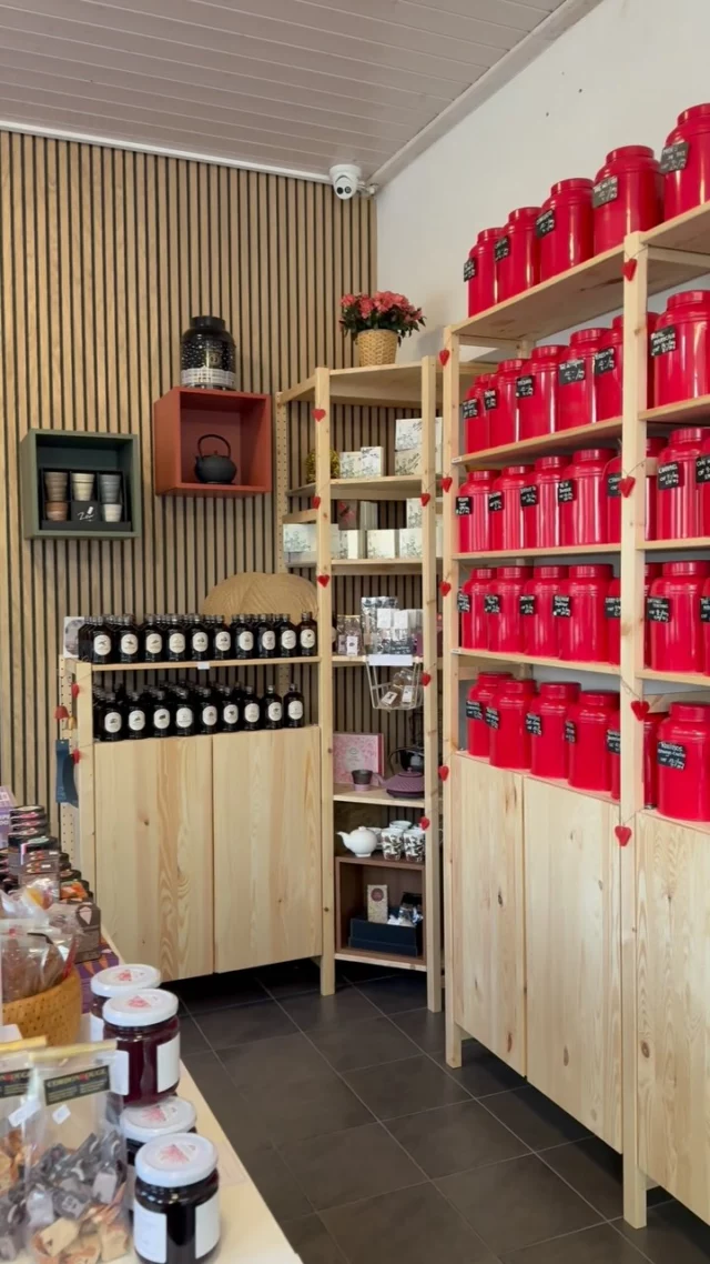 Cordon Rouge - Septembre / Notre petite boutique parfaite à nos yeux. Chaleureuse et cosy où vous retrouverez tous nos thés, chocolats, cupcakes et cadeaux. Dites-nous en commentaire ce que vous en pensez. Ps: Nous attendons encore quelques articles & nouveautés!! (Youpiii)  à vous proposer, nous avons encore de la place! #boutique #neuch #gare #neuchâtel #thés #cupcakes #chocolats #théières #tasses #japon #biscuits