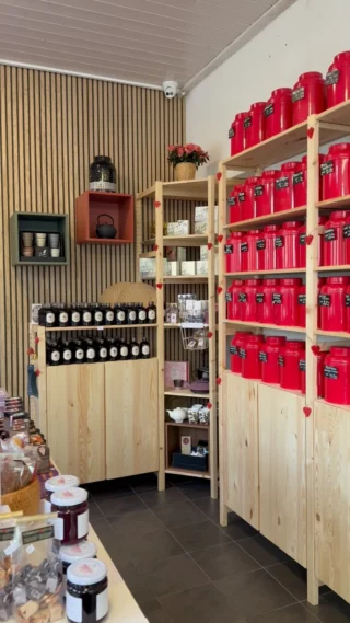 Cordon Rouge - Septembre / Notre petite boutique parfaite à nos yeux. Chaleureuse et cosy où vous retrouverez tous nos thés, chocolats, cupcakes et cadeaux. Dites-nous en commentaire ce que vous en pensez. Ps: Nous attendons encore quelques articles & nouveautés!! (Youpiii)  à vous proposer, nous avons encore de la place! #boutique #neuch #gare #neuchâtel #thés #cupcakes #chocolats #théières #tasses #japon #biscuits