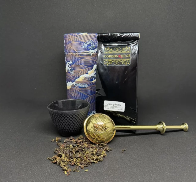 Découverte de la semaine - 23.02.2025 - Oolong Milky - importé récemment en Europe, ce thé semi fermenté dévoile une saveur et odeur lactée incroyable. Il se boit volontiers et il est tout à fait possible de le déguster aussi bien chaud que froid. Le Oolong ou thé bleu-vert, est un thé vert semi-oxydé entre le thé vert et le thé noir. Oolong signifie dragon noir en chinois. Il fit son apparition en Chine au XVIIe siècle avant sa première exportation à Formose (Taïwan), au XIXe siècle. Les caractéristiques sont inoubliables tant par son odeur que par ses saveurs. Ce thé est dit bleu-vert Oolong et gourmand. Temps d’infusion: 4 minutes / Température : 80•C. Notre voyage autour du thé commence par cette magnifique découverte. Vous retrouverez cette merveille en vente @cordon_rouge_neuchatel en sachet de 50gr et 100gr. @theschristinedattnerparis #décourverte #degustation #thé #bleu-vert #oolong #oolongmilky #chine #tea