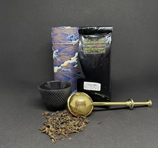 Découverte de la semaine - 23.02.2025 - Oolong Milky - importé récemment en Europe, ce thé semi fermenté dévoile une saveur et odeur lactée incroyable. Il se boit volontiers et il est tout à fait possible de le déguster aussi bien chaud que froid. Le Oolong ou thé bleu-vert, est un thé vert semi-oxydé entre le thé vert et le thé noir. Oolong signifie dragon noir en chinois. Il fit son apparition en Chine au XVIIe siècle avant sa première exportation à Formose (Taïwan), au XIXe siècle. Les caractéristiques sont inoubliables tant par son odeur que par ses saveurs. Ce thé est dit bleu-vert Oolong et gourmand. Temps d’infusion: 4 minutes / Température : 80•C. Notre voyage autour du thé commence par cette magnifique découverte. Vous retrouverez cette merveille en vente @cordon_rouge_neuchatel en sachet de 50gr et 100gr. @theschristinedattnerparis #décourverte #degustation #thé #bleu-vert #oolong #oolongmilky #chine #tea