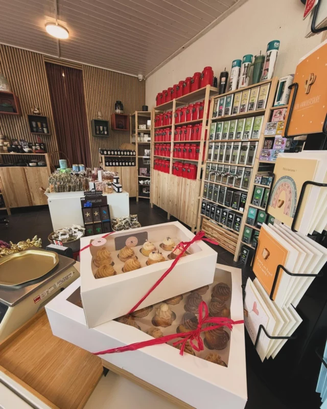 À notre très chère clientèle, fidèle, joviale et sympathique, ce soir nous souhaiterions parler « horaires ». Cette publication et ce massage ne sont pas une plainte mais une réalité. Voici les horaires de la boutique Cordon Rouge : lundi - vendredi : 09h-18h00 samedi : 10h00-18h00 et dimanche : 10h00-13h00. Nous avons effectivement décidé d’effectuer quelques petits changements qui ne sont certainement pas au goût de chacun. Seuls aux commandes de la boutique Cordon Rouge et de notre entreprise @______septembre______ (confection de cupcakes et service traiteur) il nous est actuellement impossible d’élargir la plage horaire. Nous avouons aussi qu’aux coups des 18h, nous avons qu’une seule hâte : retrouver nos trois enfants bas âges  et de prendre la route direction le canton de Vaud pour tout de même partager un repas en famille, l’heure du bain et le moment du dodo.  Cependant, nous reculons devant rien et nous trouvons toujours des solutions à vous proposer. Nous sommes conscients qu’il est difficile pour certaines personnes de pouvoir venir nous voir à la boutique tout en travaillant elles-mêmes à 100% en horaires pleins. Nous vous proposons de nous transmettre vos commandes/demandes/questions par e-mail 📧: info@cordonrouge.ch ou pour les cupcakes 🧁/ service traiteur : info@septembre-cupcakes.ch le temps que les boutiques en ligne ( Cordon Rouge et Septembre) soient remises à jour et disponibles à la clientèle. (Notre webmaster travaille très dur sur ce projet 😉). Nous sommes réactifs et nous répondrons très volontiers à vos courriels. Nous vous remercions sincèrement pour votre compréhension et nous avons depuis deux mois eu beaucoup de plaisir à vous rencontrer, à échanger avec vous et à prendre soins de notre boutique Cordon Rouge. Cordialement, Joris & Daphné